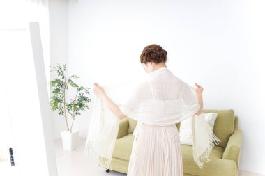 Genç kadınlar elbiselerini değiştiriyor