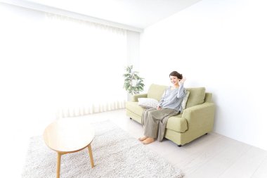 Güzel genç bir kadın bir şeyi işaret ediyor.