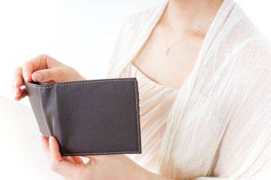 Kadın cüzdanını kontrol ediyor.