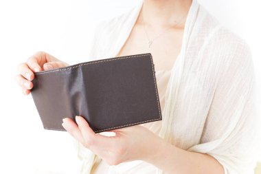 Kadın cüzdanını kontrol ediyor.