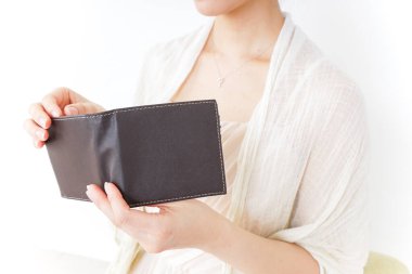 Kadın cüzdanını kontrol ediyor.