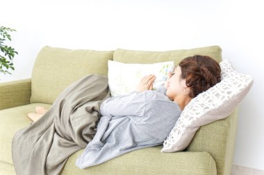 Kanepede uyuyan kadın.