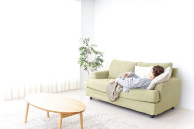 Kanepede uyuyan kadın.