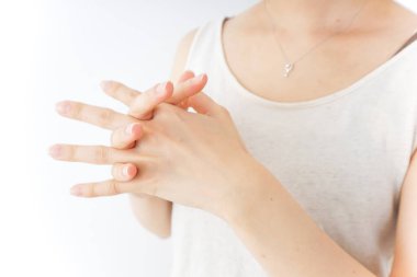 El bakım kremi kullanan kadın, kadın el bakım konsepti