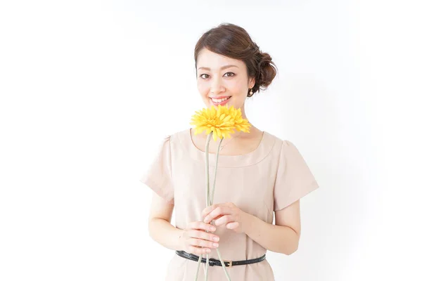 Mulher Posando Com Flores Amarelas — Fotografia de Stock