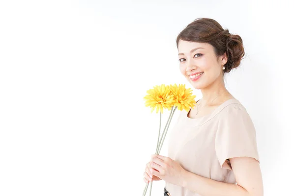 Frau Posiert Mit Gelben Blumen — Stockfoto