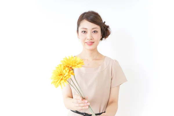 Mujer Posando Con Flores Amarillas —  Fotos de Stock