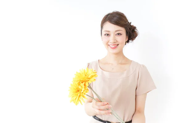 Kobieta Pozowanie Żółtymi Kwiatami — Zdjęcie stockowe
