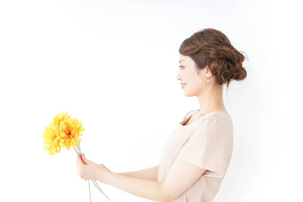 Mujer Posando Con Flores Amarillas — Foto de Stock