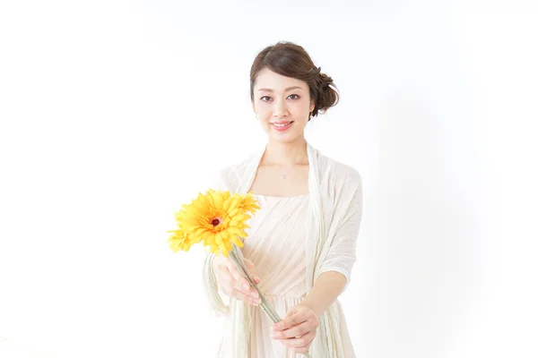 Mujer Posando Con Flores Amarillas —  Fotos de Stock