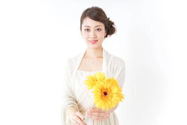 Mujer Posando Con Flores Amarillas —  Fotos de Stock