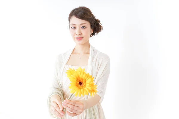 Mujer Posando Con Flores Amarillas — Foto de Stock