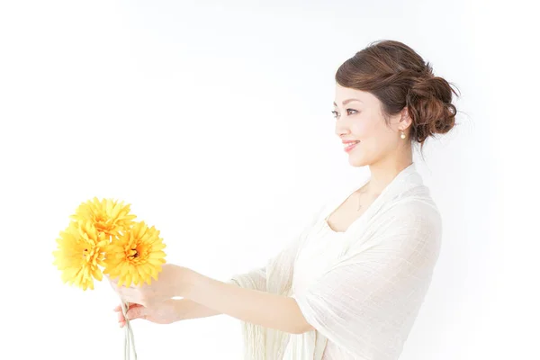 Frau Posiert Mit Gelben Blumen — Stockfoto