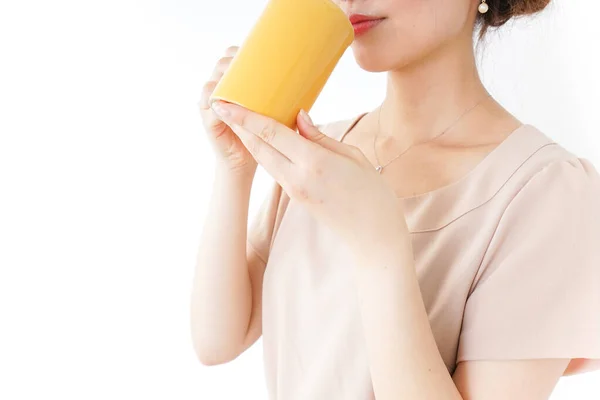 Mujer Con Taza Amarilla Las Manos —  Fotos de Stock