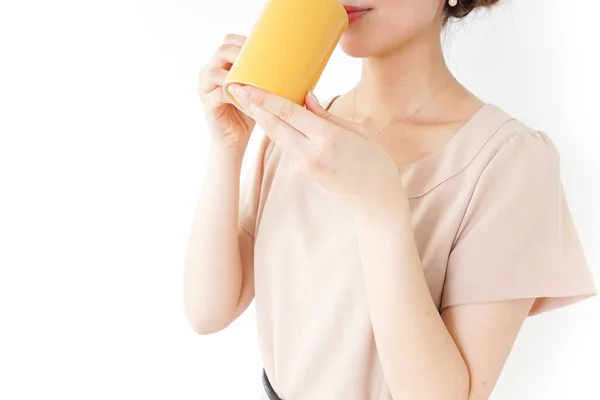 Mulher Com Caneca Amarela Suas Mãos — Fotografia de Stock