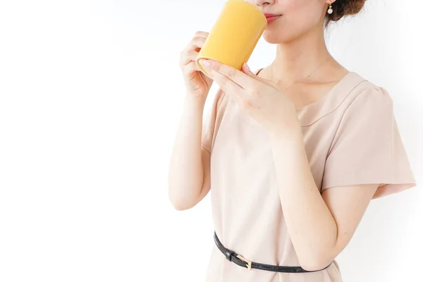 Mulher Com Caneca Amarela Suas Mãos — Fotografia de Stock