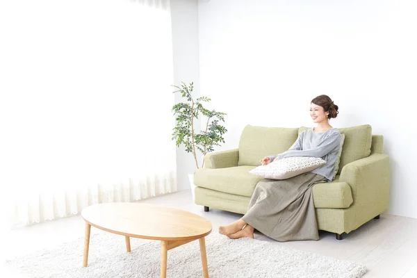 Mulher Assistindo Casa Sofá — Fotografia de Stock