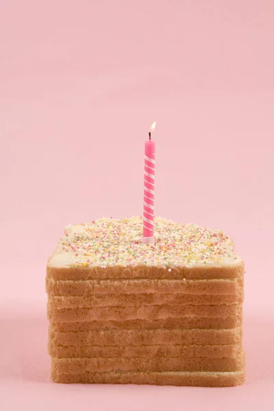 Pan de cumpleaños rosa —  Fotos de Stock