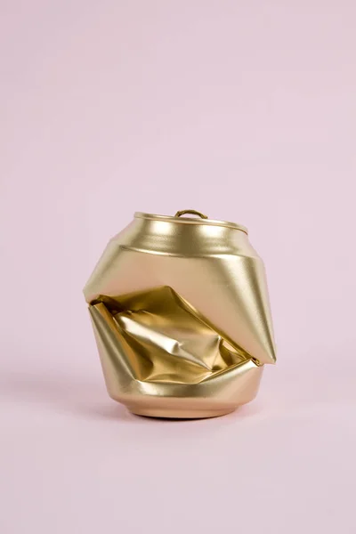 砕かれた金缶 — ストック写真
