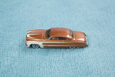 halı üzerinde araba