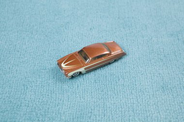 halı üzerinde araba