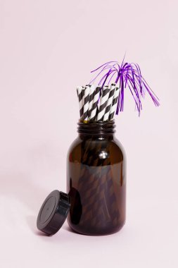 eski kahverengi şişe ve grafik pipetler ve havai fişek