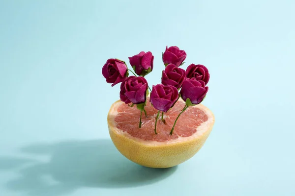 Pomelo y rosas rojas —  Fotos de Stock
