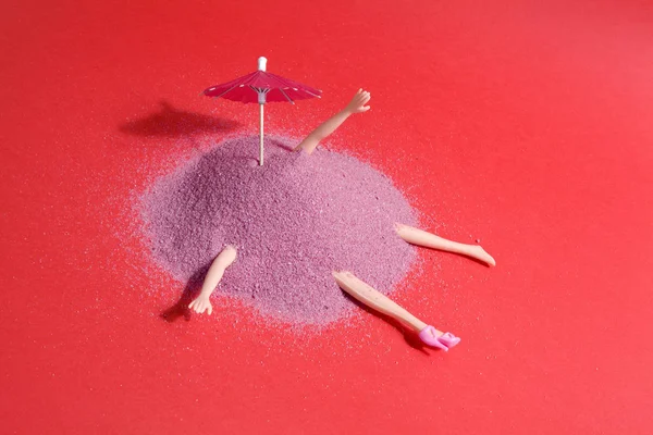 인형과 분홍색 모래 — 스톡 사진