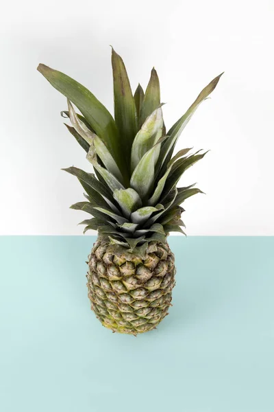 Lekfull Ananas Pop Bicolor Bakgrund Turkos Och Vit Som Horisont — Stockfoto