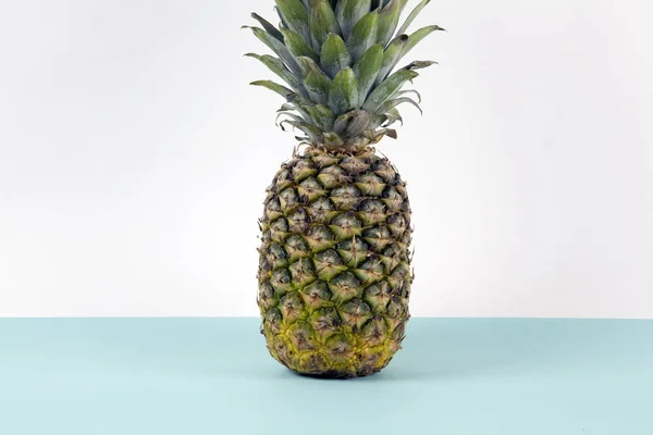 Lekfull Ananas Pop Bicolor Bakgrund Turkos Och Vit Som Horisont — Stockfoto