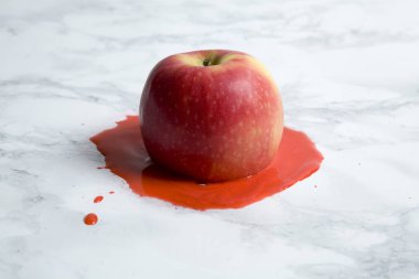 mermer üzerinde elma
