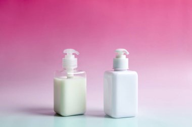 iki dikdörtgen pompa şişeleri