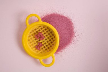 makarna ve pembe kum