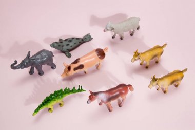 hayvanlar plastik heykelcik pembe arka plan