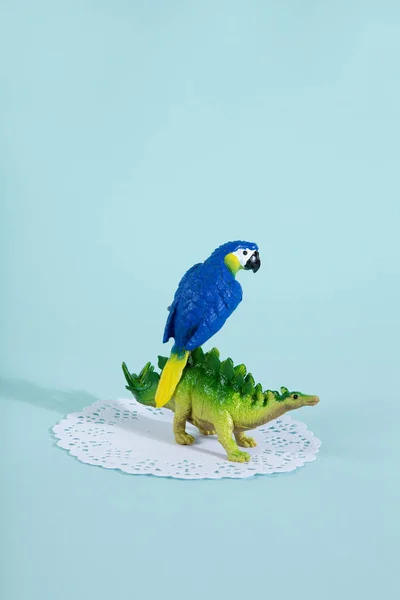 Dinozor ve papağan — Stok fotoğraf
