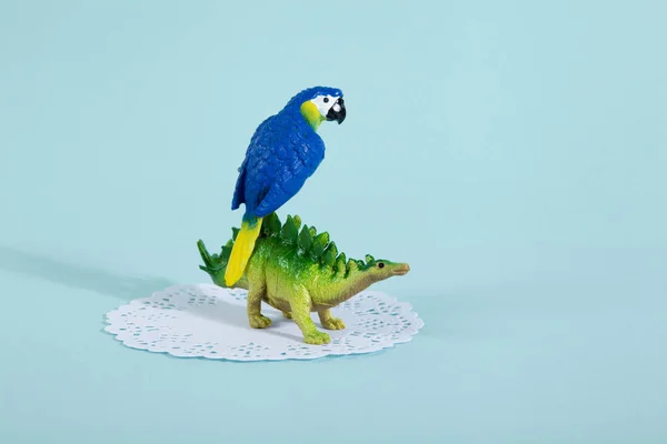 Dinossauro e papagaio — Fotografia de Stock
