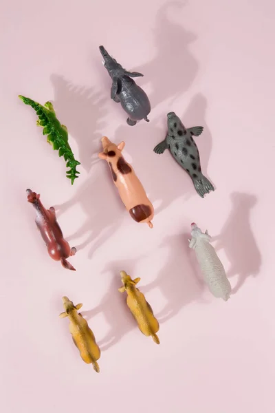 Animali figurina di plastica sfondo rosa — Foto Stock