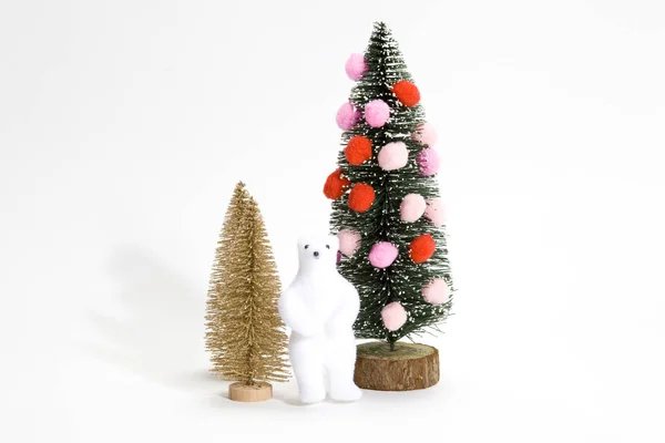Weihnachtsbaum mit Goldtanne und Bär geschmückt — Stockfoto