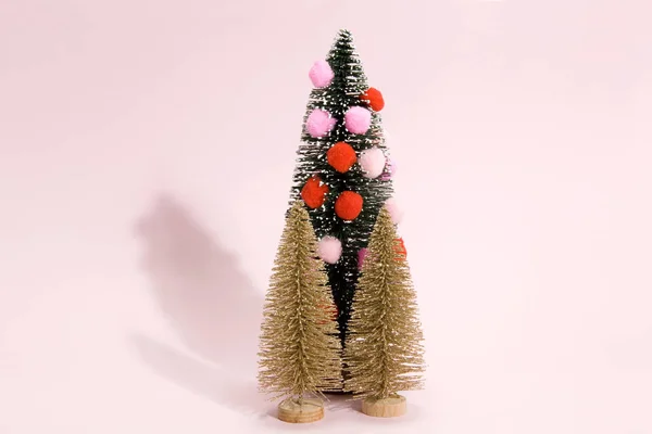 Gouden kerstboom en pompoms — Stockfoto