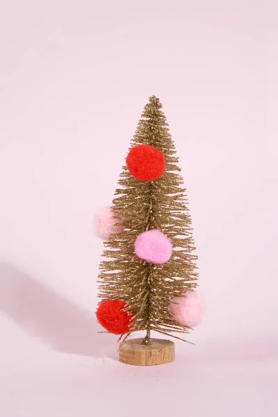 Arbre de Noël en or décoré de pompons — Photo