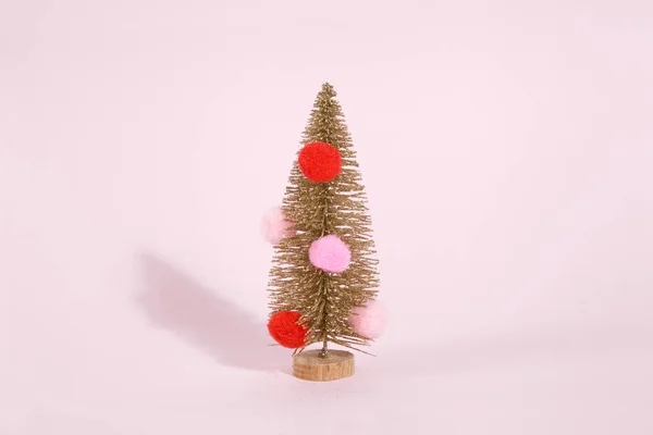 Arbre de Noël en or décoré de pompons — Photo