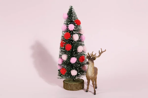 Noel ağacı ponpon ve reindeer pembe — Stok fotoğraf
