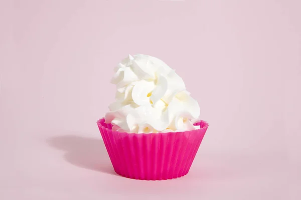 Basit pembe silikon cupcake kalıp ve krem şanti — Stok fotoğraf