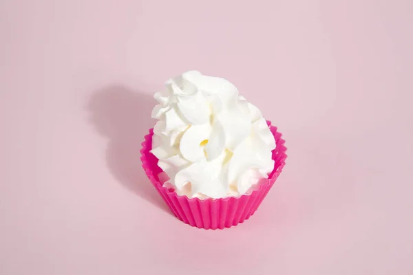 Basit pembe silikon cupcake kalıp ve krem şanti — Stok fotoğraf