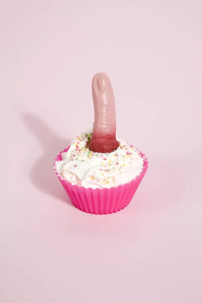 컵 케이크에 손가락은 분홍색을 뿌린다 — 스톡 사진