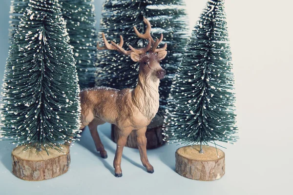 Vintage karlı orman köknar ve reindeer — Stok fotoğraf