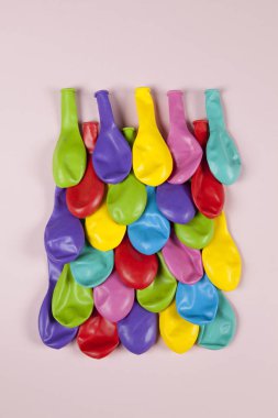 renkli sönmüş balonlar desen