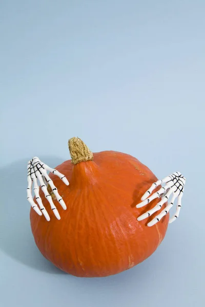 Pumpkin and hands — Stock Photo, Image