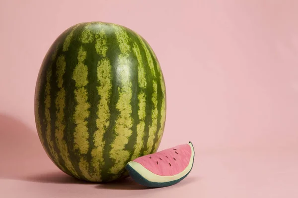 Wassermelone und Spielzeug — Stockfoto