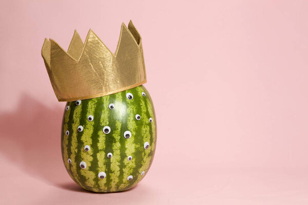 Уродский арбуз в короне
 